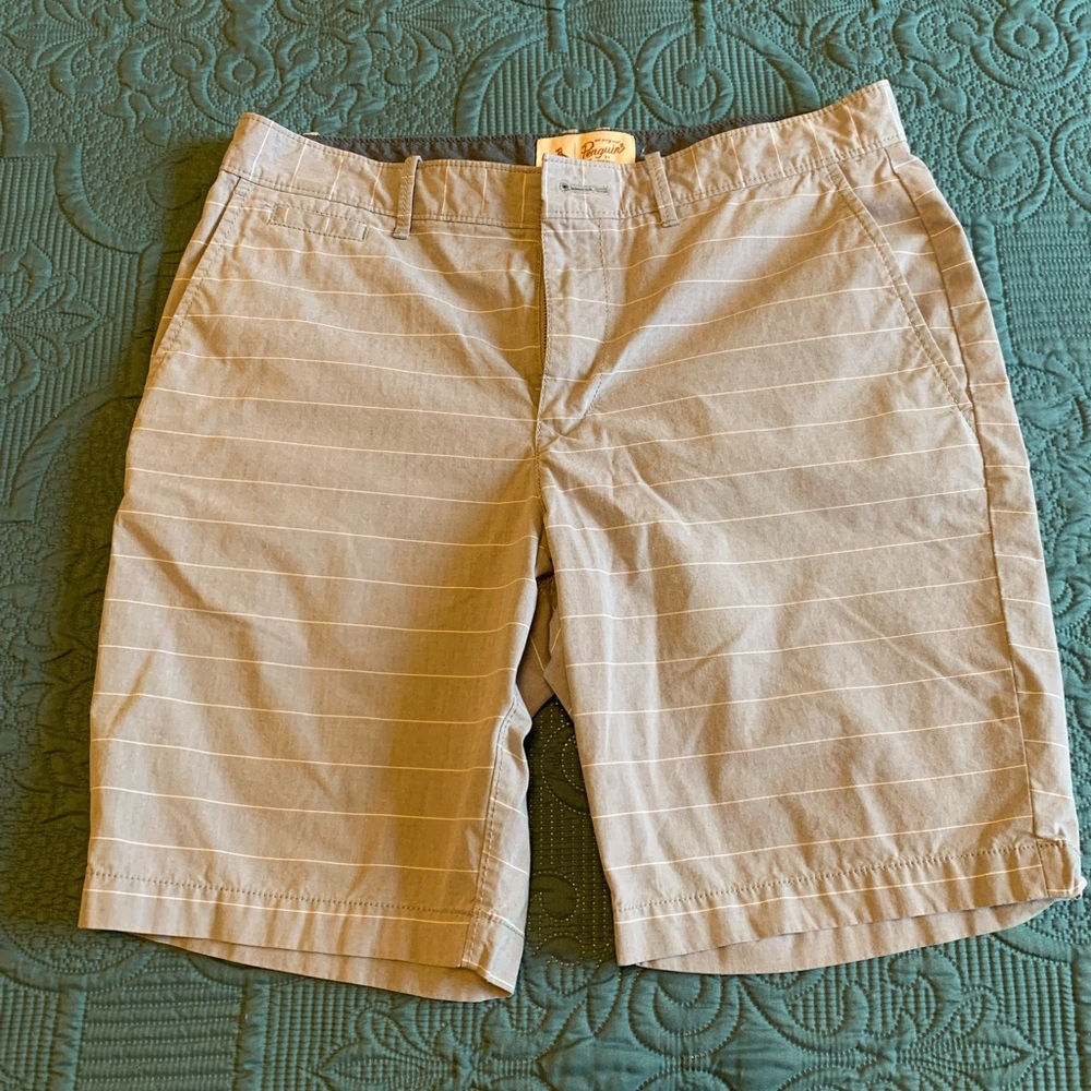 Shorts 🩳 gray and white w 32 x 9 inseam
